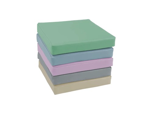 Pięć pastelowych poduszek kwadratowych 30x30x5 cm ustawionych na podłodze, widoczna faktura pokrowca z powłoką PCV ułatwiającą dezynfekcję