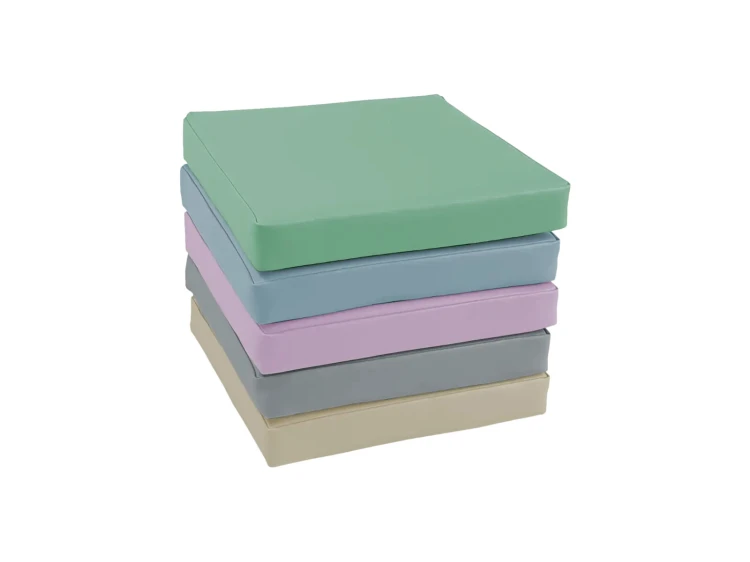 Pięć pastelowych poduszek kwadratowych 30x30x5 cm ustawionych na podłodze, widoczna faktura pokrowca z powłoką PCV ułatwiającą dezynfekcję