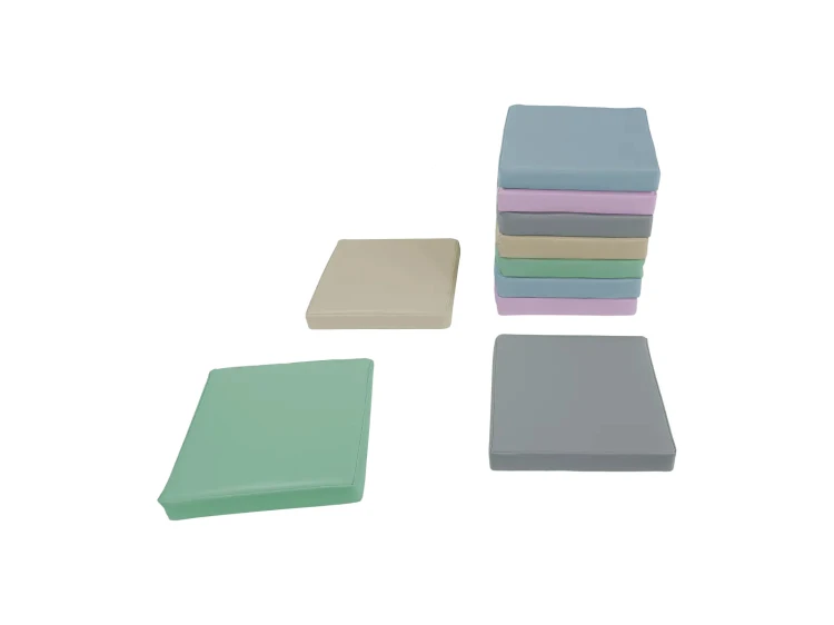 Widok z góry na zestaw 10 poduszek kwadratowych 30x30x5 cm w pastelowych kolorach, pokazane rozmieszczenie i materiał powłoki PCV