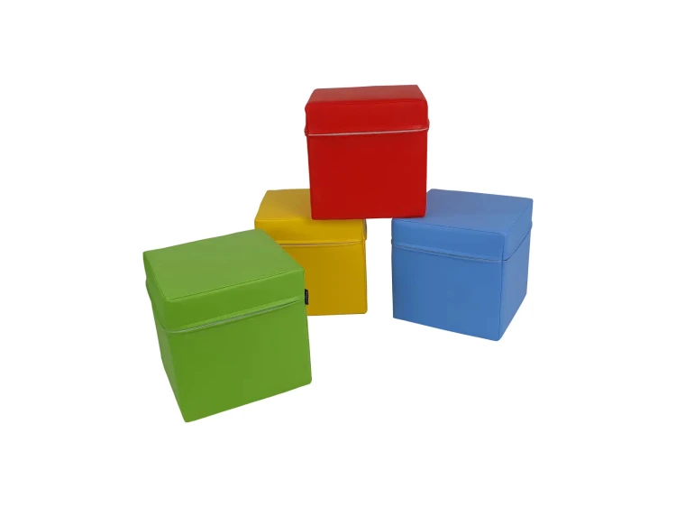 Zbliżenie na kostkę piankową 30×30×30 cm z powłoką PCV odporą na dezynfekcję, ujęcie prezentuje fakturę i szwy tapicerskie