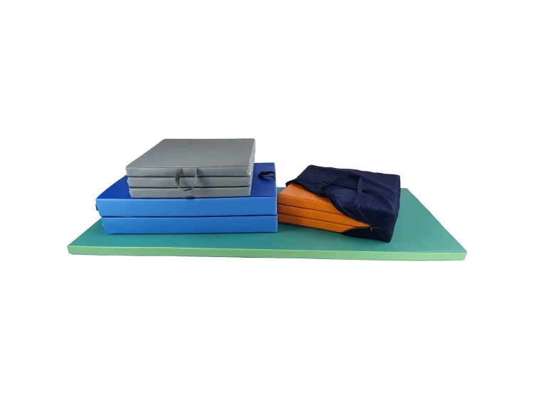 Materac rehabilitacyjny 195 x 60 x 5 cm przedstawiony z boku w dobrze oświetlonym gabinecie, pokazana grubość 5 cm i jednoczęściowa konstrukcja