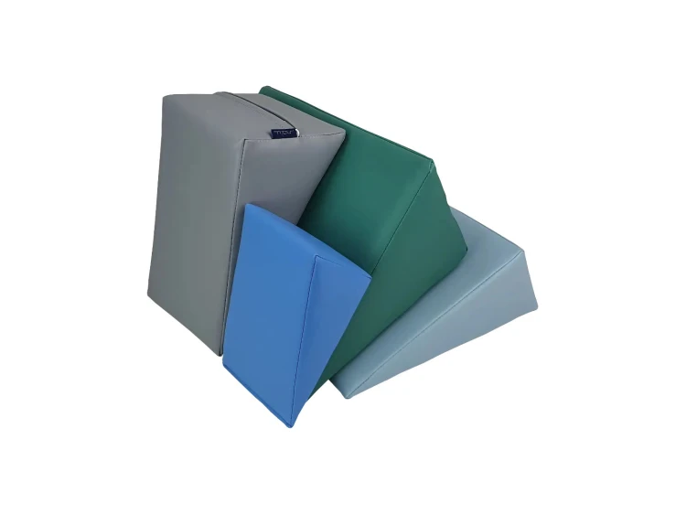 Ujęcie całego klina rehabilitacyjnego 80 x 60 x 40 cm ustawionego na podłodze gabinetu, pokazujące proporcje i profil urządzenia