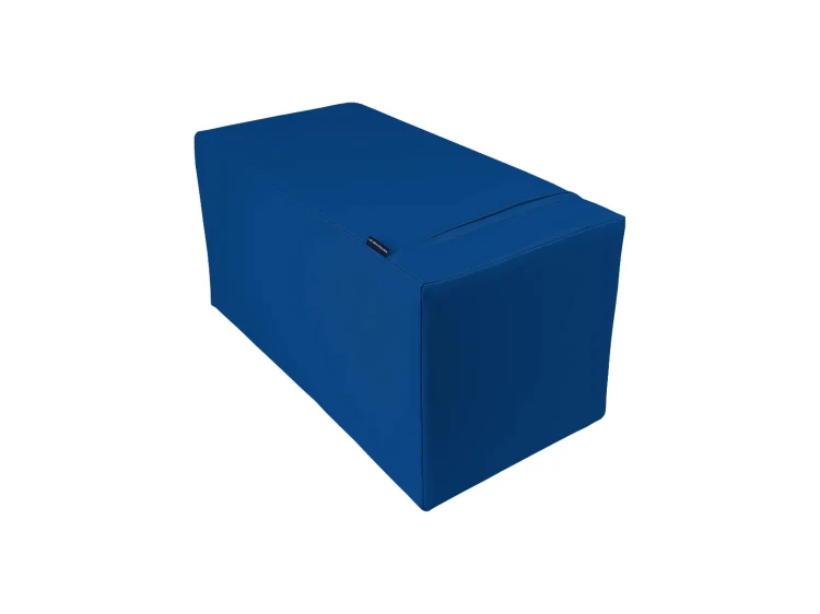 Kostka rehabilitacyjna 60 x 30 x 30 cm na podłodze gabinetu fizjoterapeutycznego, widok z perspektywy kąta