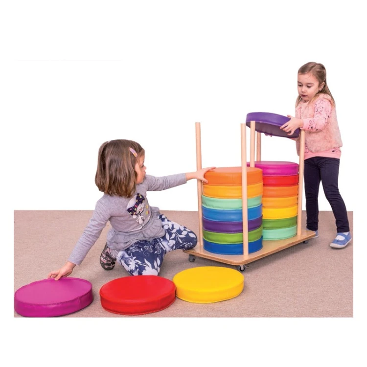 Stojak w sali zabaw pokazany w kontekście — kompaktowe wymiary 70 x 40 x 65 cm ułatwiają ustawienie w pomieszczeniu