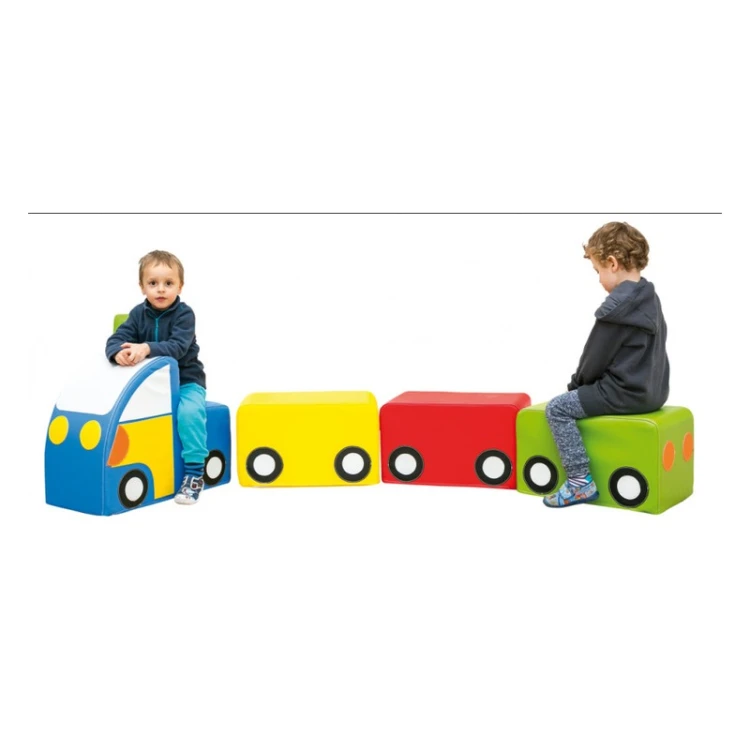 Przyczepka do autka wykonana z lekkiej pianki ustawiona samodzielnie na podłodze; pokazane proporcje 50 x 30 x 30 cm