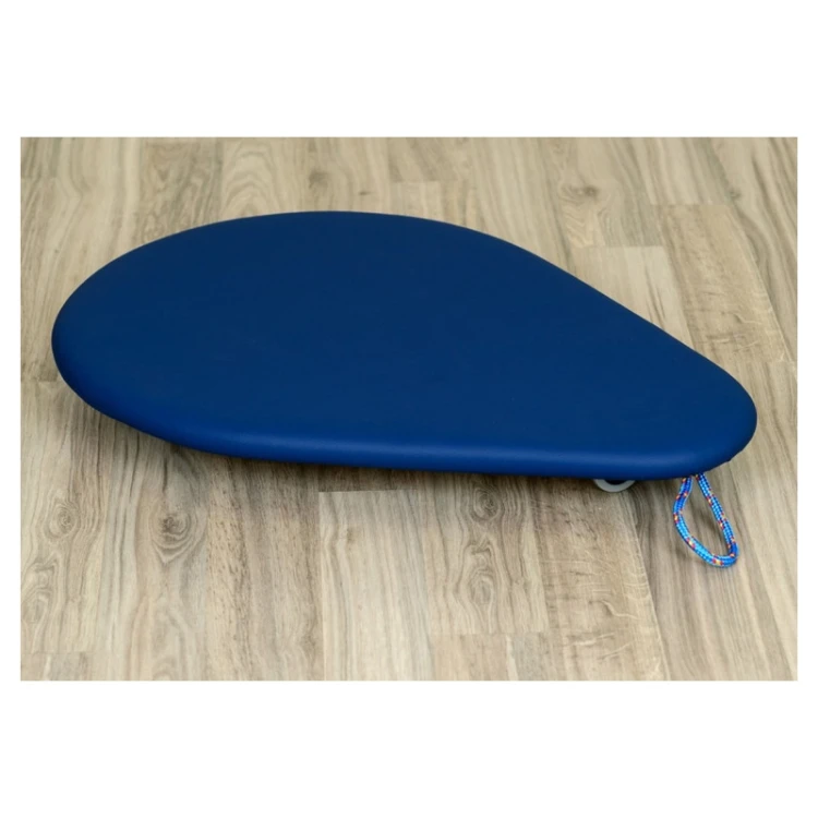 Deskorolka Łezka na jasnym tle, ujęcie trzech czwartych ukazujące kształt, rozmiar i relację wymiarów 50 × 70 cm