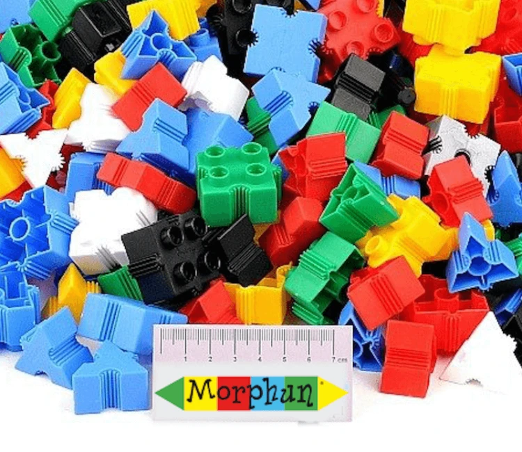 Klocki Morphun Junior 100 elementów: trójkąty i kwadraty łączone z 6 stron, trwały plastik, opakowanie foliowe.