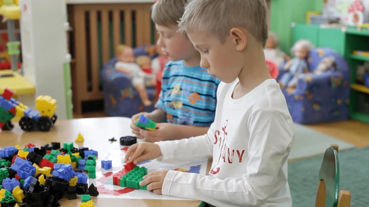Instrukcje krok po kroku dołączone do zestawu Morphun Starter Mega 1200 el., przykład budowy prostego pojazdu z ruchomymi częściami.