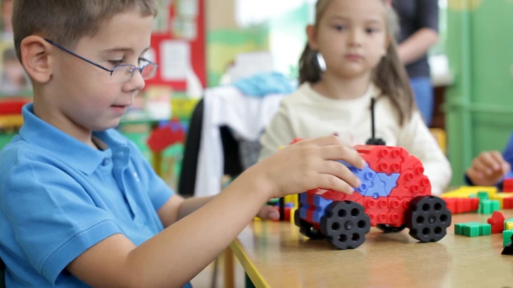 Instrukcja A3 rozłożona obok pudełka, prezentująca krok po kroku montaż jednego z 10 pojazdów zestawu.