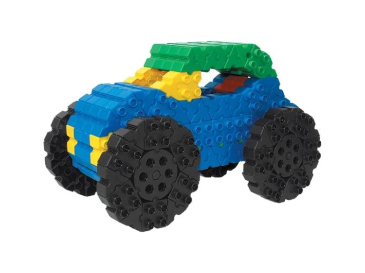 Dziecko budujące samochód z klocków Morphun, ćwiczące motorykę małą i myślenie projektowe podczas zabawy.