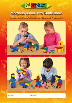 Zdjęcie prezentujące gotowe modele zbudowane według instrukcji Morphun Junior Xtra obok ich schematów w książeczce.