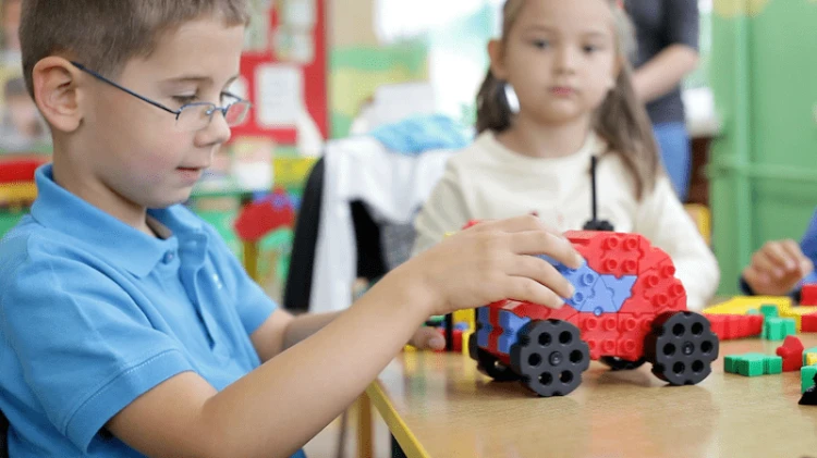 Przykładowy model z klocków Morphun Junior z ruchomymi elementami, pokaz możliwości konstrukcyjnych