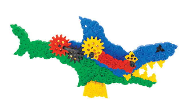 Widok zestawu Gearphun rozłożonego na stole podczas zajęć edukacyjnych, elementy gotowe do składania.