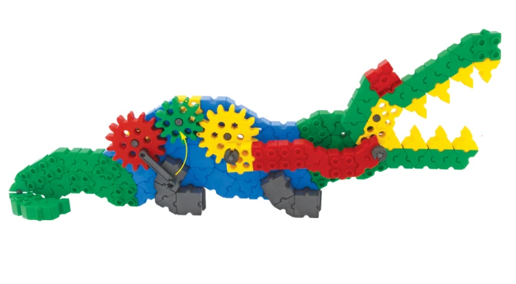 Kartonowe opakowanie zestawu o wymiarach 38x28x8 cm oraz rozrzucone 200 elementów na białym tle, gotowe do zabawy i składania.
