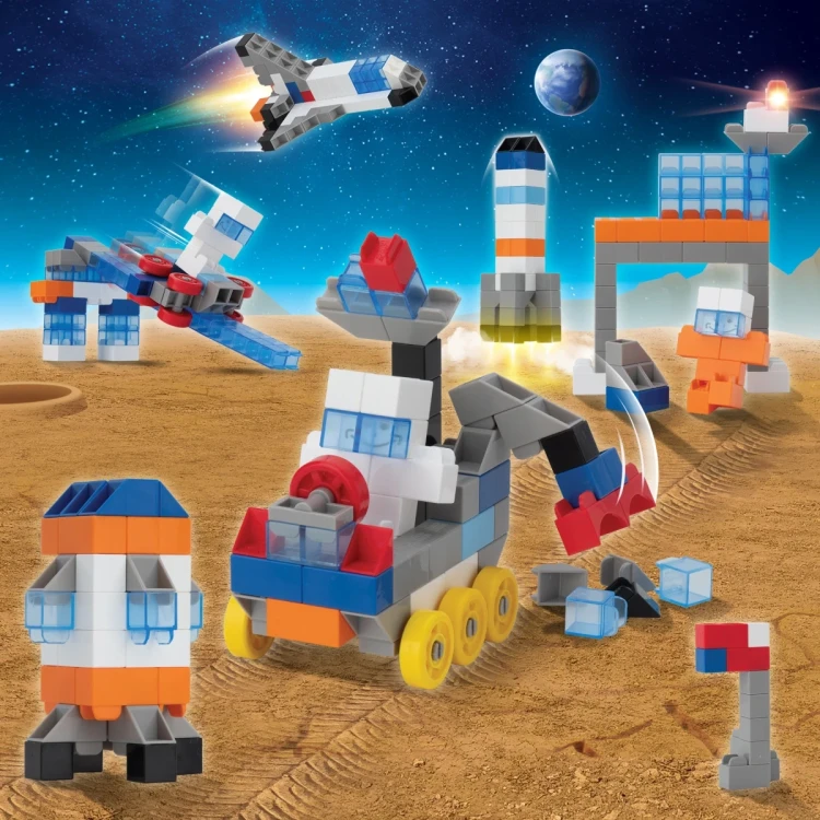 Dziecko składa model łazika z zestawu Space; zdjęcie pokazuje etapy składania i pracę nad motoryką małą.