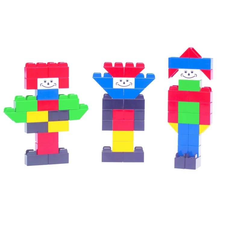 Zestaw Master Builder w aranżacji edukacyjnej na stoliku przedszkolnym z modelami i instrukcjami.