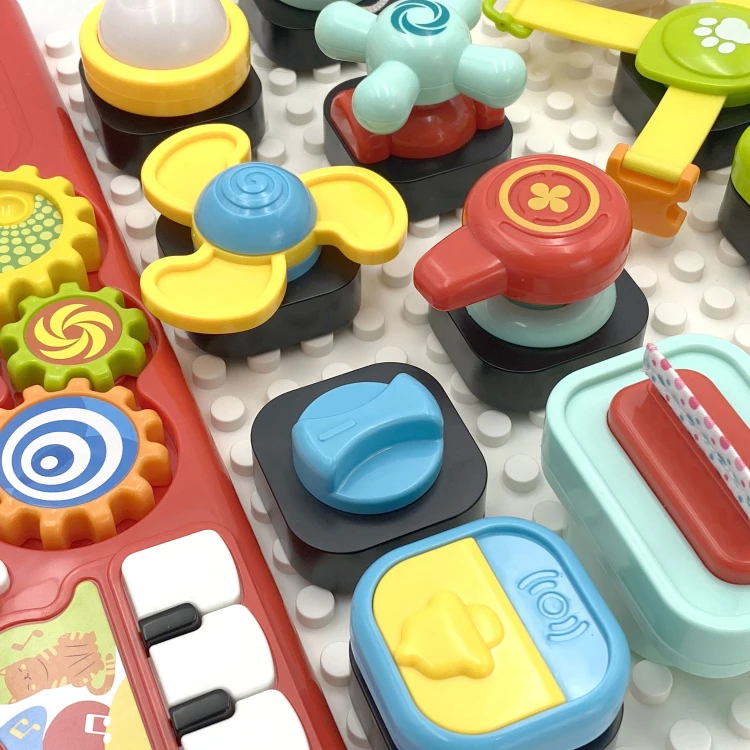 Panel Montessori WOOPIE BABY — widok fragmentu z wypukłymi i płaskimi elementami zachęcającymi do dotyku