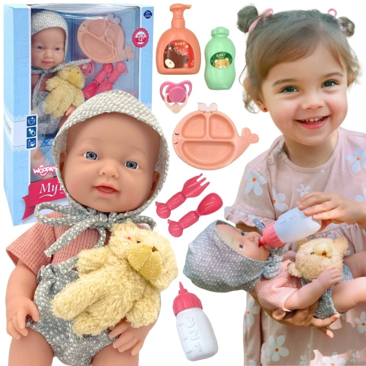 Lalka Bobas 36 cm WOOPIE ROYAL w ubranku z misiem — frontalny widok z akcesoriami do karmienia