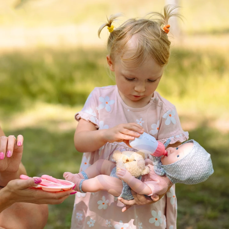 Lalka Bobas 36 cm WOOPIE trzymana na kolanach — pokaz skali i sposobu zabawy w naturalnym ujęciu