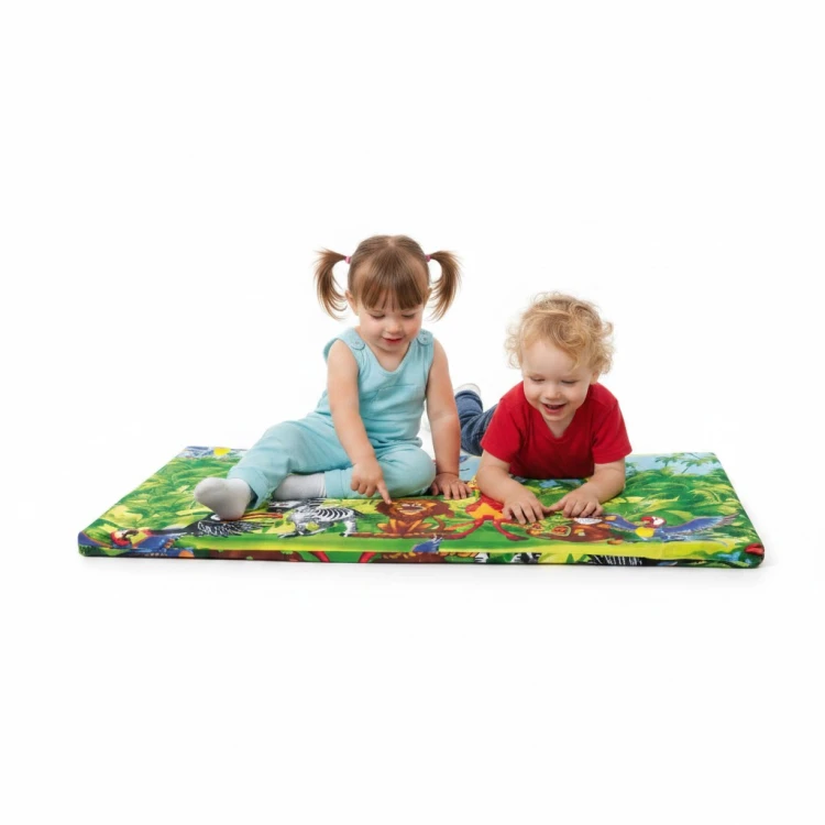 Materac dziecięcy 60 × 130 × 8 cm w aranżacji kącika przedszkolnego, pokazujący rozmiar i dopasowanie do leżaka