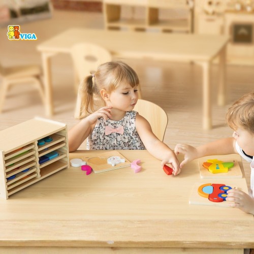 Kolorowe puzzle drewniane VIGA z 12 planszami ułożone na stole w przedszkolu