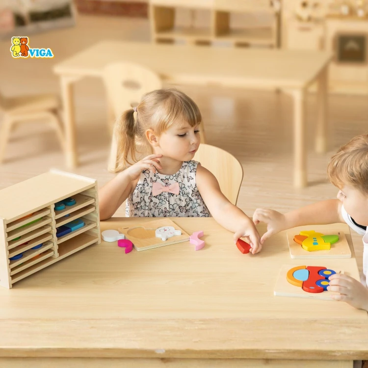 Kolorowe puzzle drewniane VIGA z 12 planszami ułożone na stole w przedszkolu