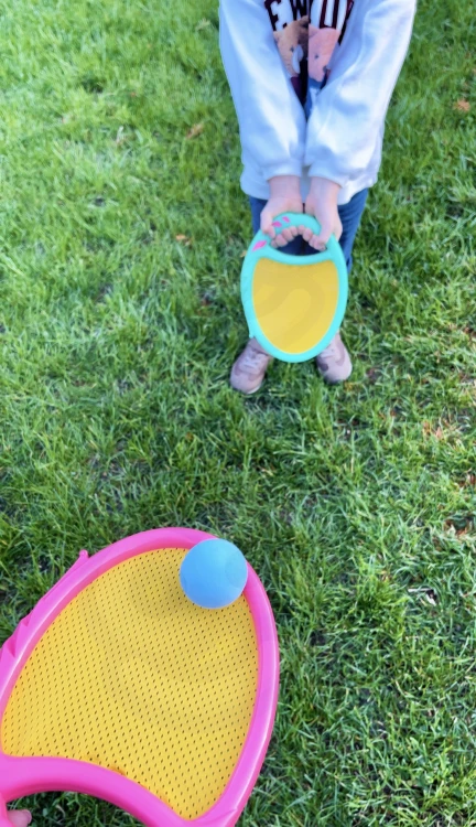 Zbliżenie na paletki CATCH BALL z piankową rączką — widoczna powierzchnia do łapania piłki i logo WOOPIE
