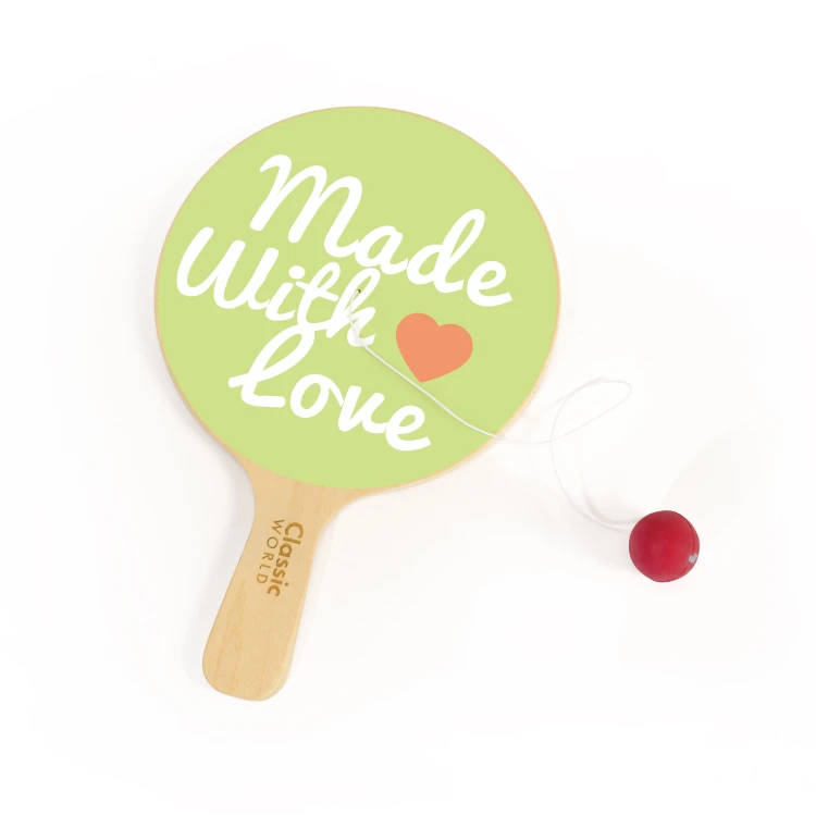 Ręka trzymająca rakietkę Paddle Ball — demonstracja użytkowania gry zręcznościowej CLASSIC WORLD w akcji