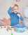 Ujęcie dziecka łowiącego rybkę w trakcie zabawy z grą zręcznościową TOOKY TOY — emocje i koncentracja