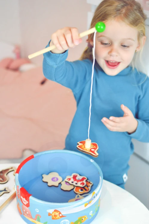 Opakowanie zestawu Łowienie Rybek TOOKY TOY — pudełko z grafiką i widocznymi elementami gry na białym tle