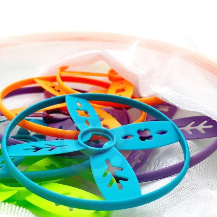 Osoba łapie frisbee rzucone z wyrzutni WOOPIE — pokaz zastosowania gry zręcznościowej