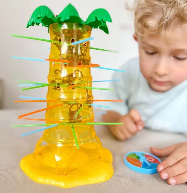 Zbliżenie na plastikowe małpki w pionowej wieży — szczegóły kolorów i zaczepów, gra WOOPIE 3+
