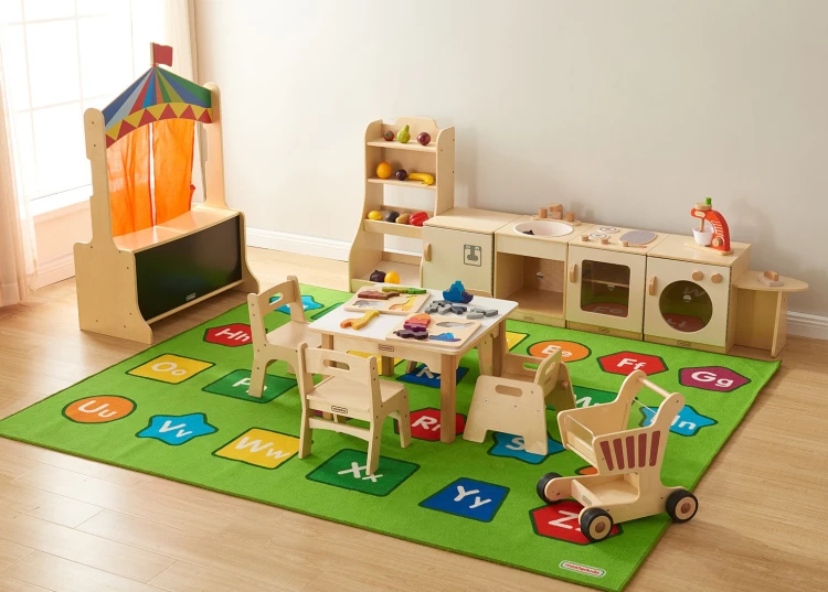 Akcesoria i minilalki ustawione przy ladzie sklepiku MASTERKIDZ — widok z góry na scenę i rekwizyty