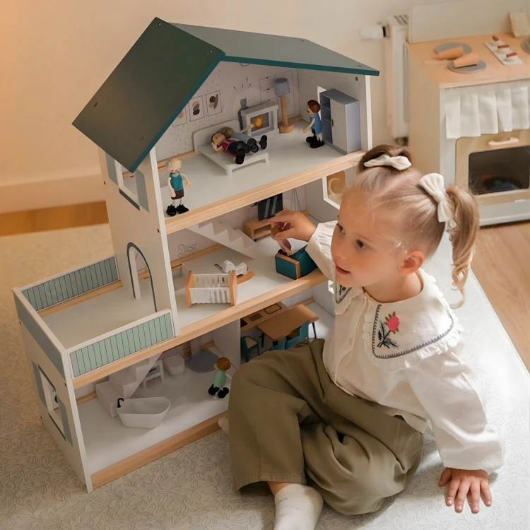 Perspektywa boczna domku TOOKY TOY — detal dachu i schodów, naturalne drewniane wykończenie