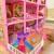Detal umeblowania LOVELY HOUSE WOOPIE — miniaturowe meble i akcesoria ułożone w pokoju