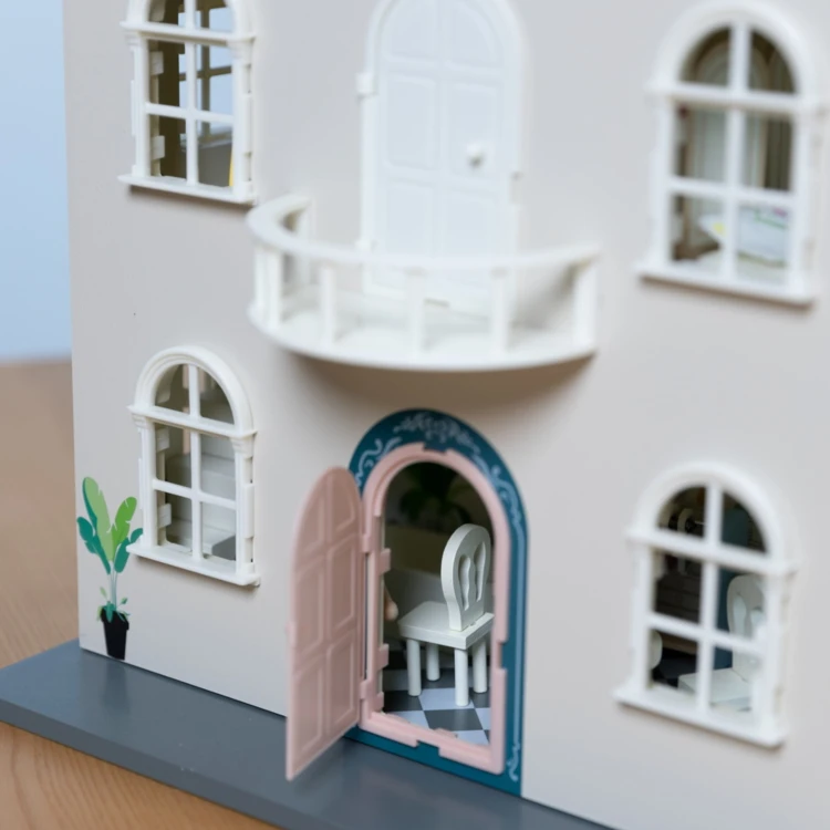 Zbliżenie na miniaturowe fotele i stoliczek z zestawu mebelków do drewnianego domku dla lalek 36el CLASSIC WORLD