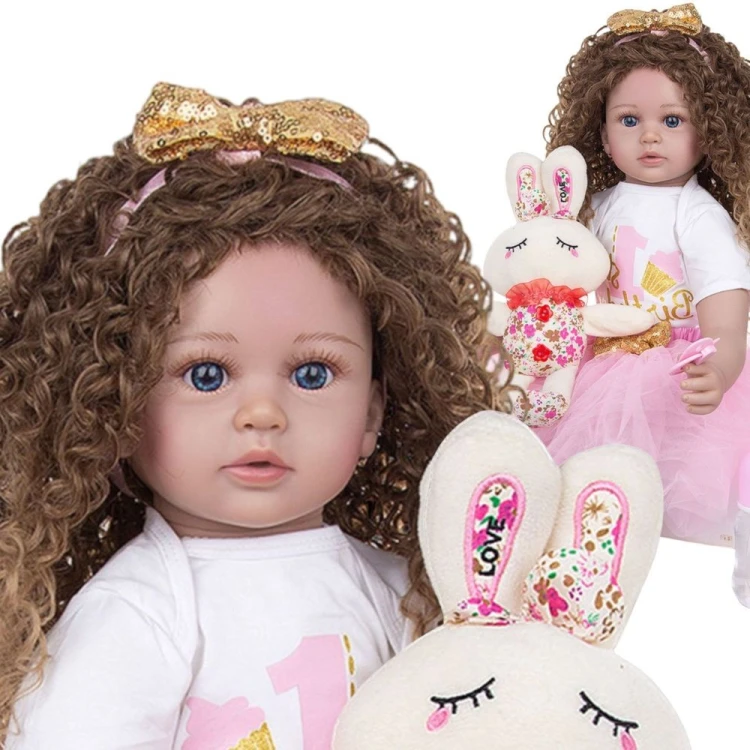 Lalka Raquel WOOPIE ROYAL w scenografii zabawy — aranżacja pokazująca skalę lalki i pomysły na zabawę