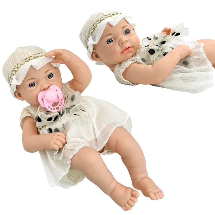 Lalka WOOPIE ROYAL w dłoniach dziecka — pokaz proporcji i skali 38 cm