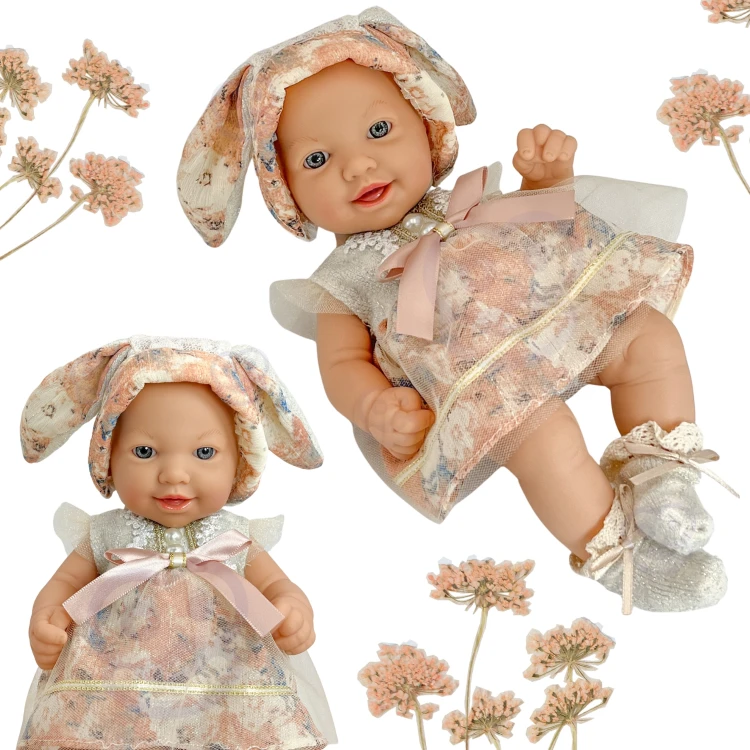 WOOPIE ROYAL Lalka Bobas 24 cm — stojące ujęcie w sukience i czapeczce króliczka, widok frontalny
