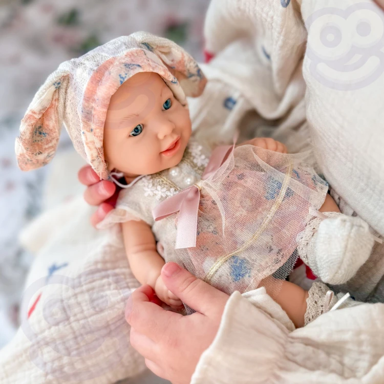 Lalka Bobas 24 cm WOOPIE — ujęcie w pozycji siedzącej, proporcje i ogólny wygląd zabawki