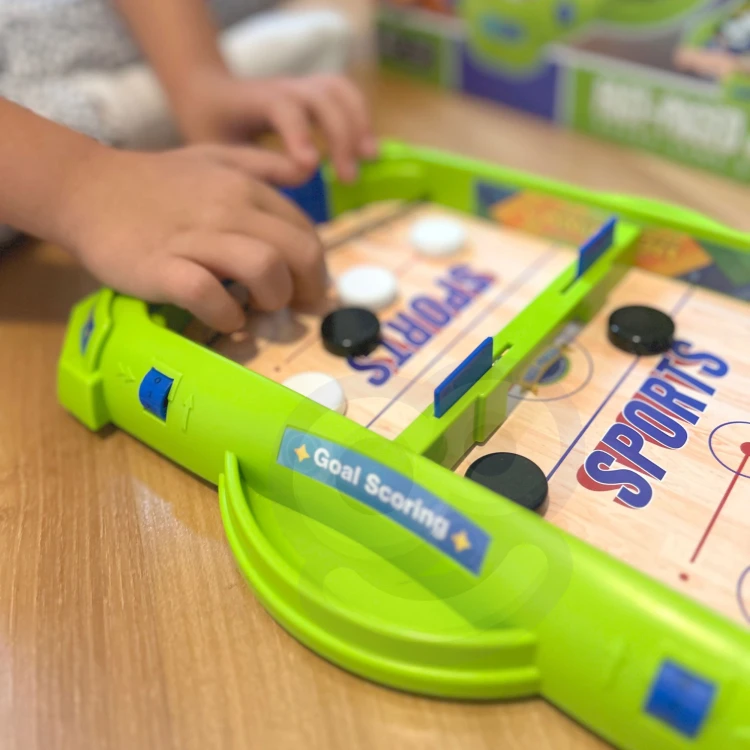 Zbliżenie na plastikowe krążki i pałeczki Mini Hokej WOOPIE — detal elementów używanych w grze