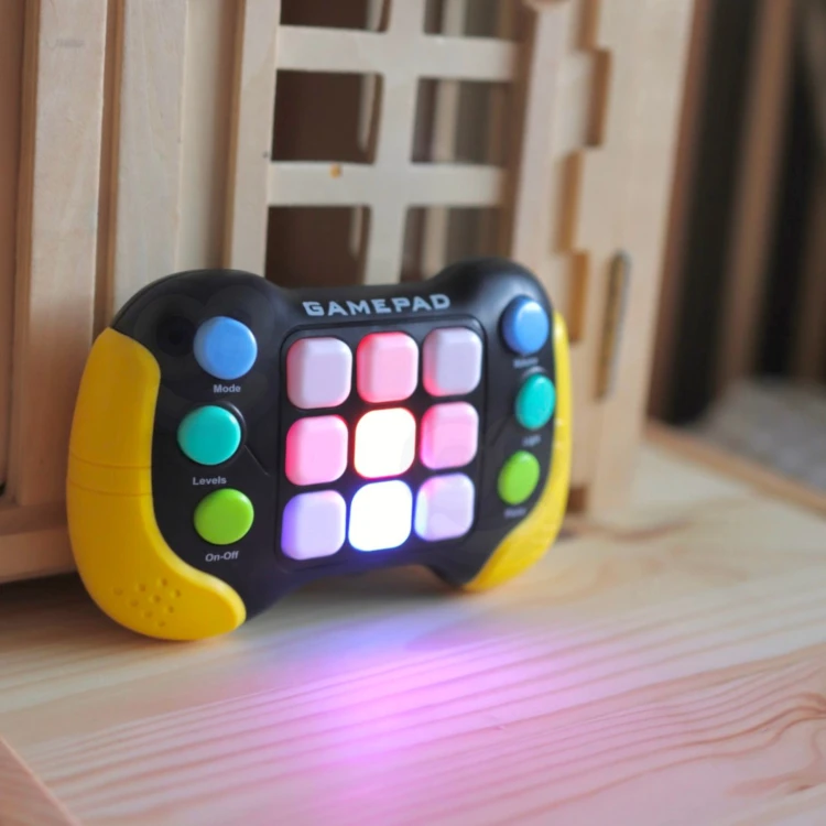 Ręka naciskająca bąbelek na WOOPIE Gamepad — demonstracja działania Pop‑It podczas gry zręcznościowej
