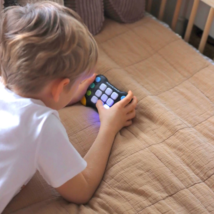 Widok boczny WOOPIE Pop‑It Gamepad — profil obudowy, zaokrąglone krawędzie i ułożenie przycisków