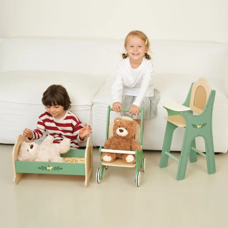 Tył krzesełka CLASSIC WORLD 50 — zbliżenie na oparcie i łączenia elementów drewnianych