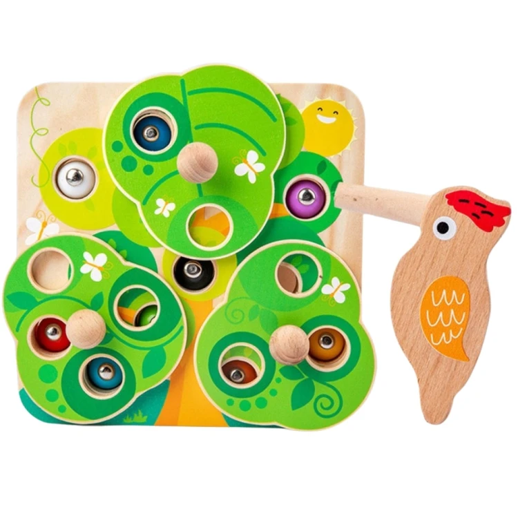 Logo TOOKY TOY na drewnianej planszy gry Wyciągnij Robaczki — znak producenta i estetyka wykonania