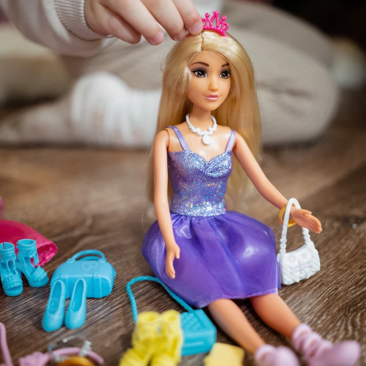 Lalka Lili WOOPIE ROYAL ubrana na galowo — detal dekoltu i misternych przeszyć sukienki