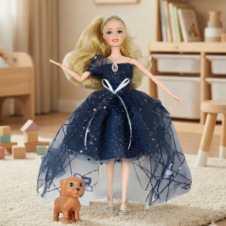 Czarna suknia lalki Emi — zbliżenie na hafty i fakturę materiału, obok miniaturowy piesek WOOPIE ROYAL
