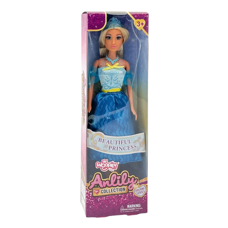 Suknia lalki LILY — hafty, warstwy tiulu i aplikacje, detal garderoby WOOPIE ROYAL z boku
