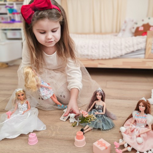 Zbliżenie na twarz Lalki Emi WOOPIE ROYAL — starannie ułożone włosy, delikatny makijaż i kokarda