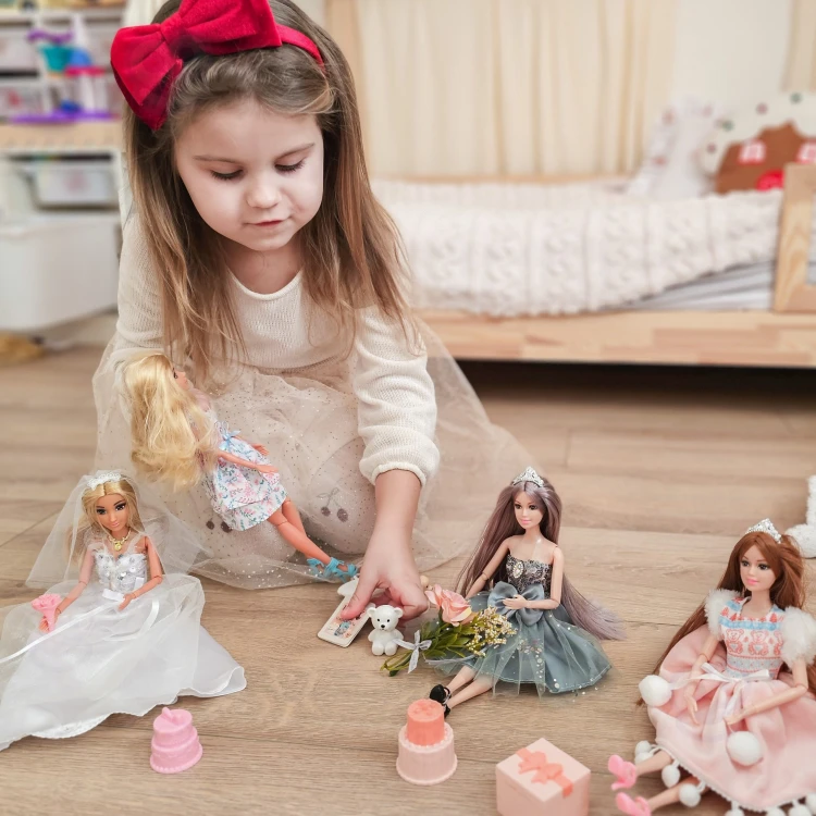 Zbliżenie na twarz Lalki Emi WOOPIE ROYAL — starannie ułożone włosy, delikatny makijaż i kokarda